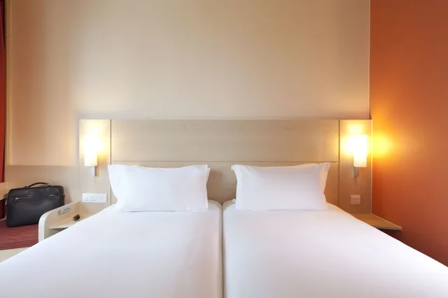 غرفة قياسية بسريرين منفصلين بإطلالة على المرفأ، Ibis Hong Kong Central & Sheung Wan Hotel 5/8