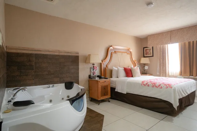 غرفة فاخرة بسرير كينج، Quality Inn Suites Near the Border 4/4