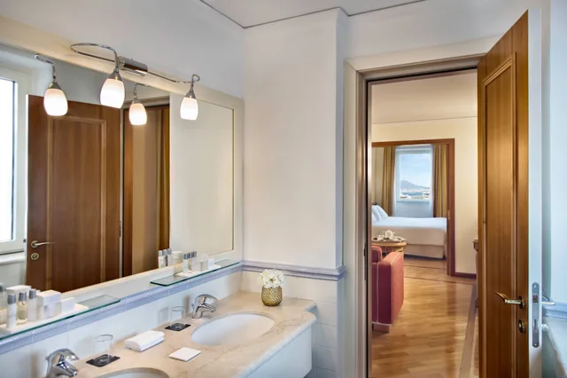جناح بسرير كينج بغرفة نوم واحدة، Renaissance Hotel Mediterraneo 2/2