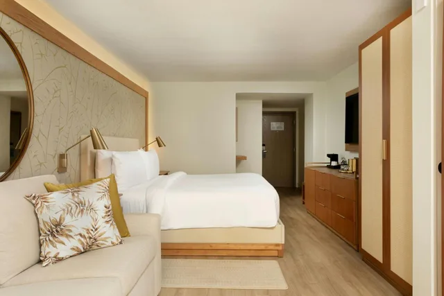 غرفة قياسية بسرير كينج بشرفة مع أريكة، Courtyard Isla Verde Beach Resort 1/5