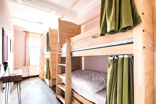 Female Dorm, 4 People، Palmers Lodge Swiss Cottage 1/1