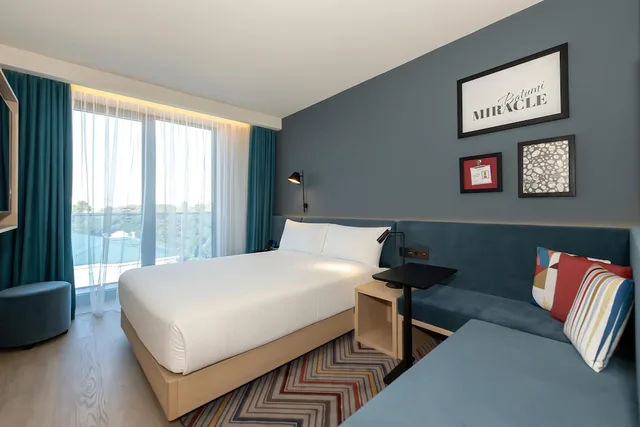 غرفة بسرير كوين مع أريكة، Hampton by Hilton Batumi Center 2/5