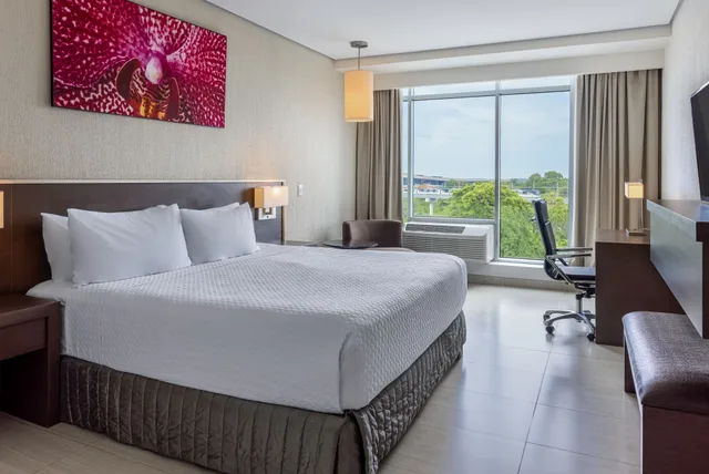 غرفة بسرير كينج بإطلالة على المسبح، Crowne Plaza Airport Panama 1/4