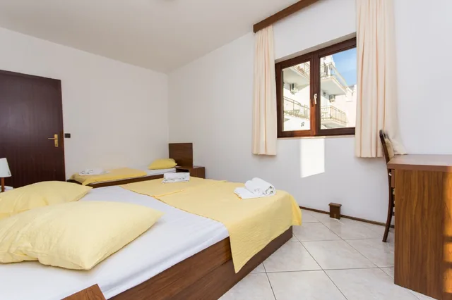غرفة ثلاثية بسرير كوين بشرفة، VILLA KATARINA 2/10