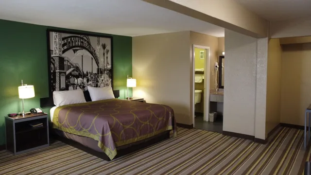 غرفة ديلوكس بسرير كينج، Super 8 By Wyndham Kingsville 1/6