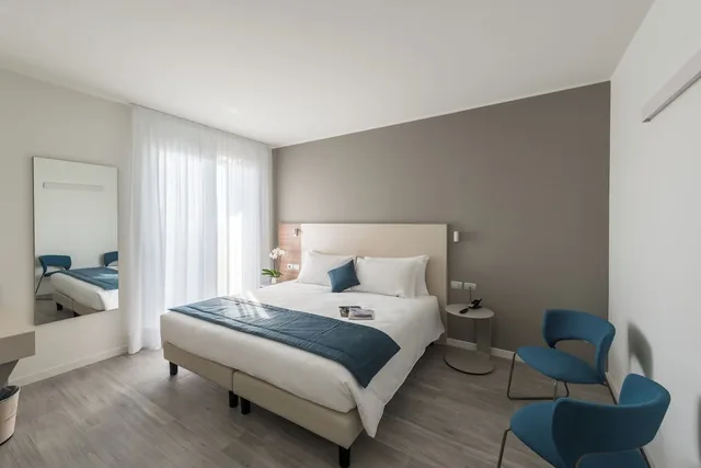 Tower, Panoramic, King Bed، Hesperia Hotel & Residence 2/5