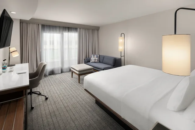 Room, King Bed, City View, Sofa, Courtyard by Marriott Seattle Bellevue/Downtown 3/6