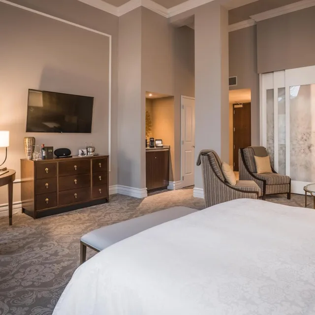 غرفة غراند ديلوكس بسرير كينج بإطلالة على الحديقة، Hotel Birks Montreal 2/8