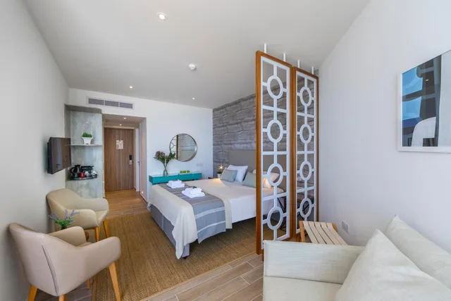 غرفة بريميوم تنفيذية بسرير فردي مع دخول الصالة، Leonardo Plaza Cypria Maris Beach Hotel And Spa - Adults Only 2/3
