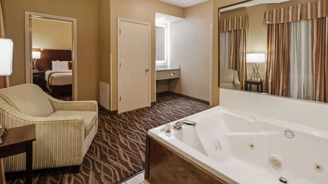 جناح رئاسي بسرير كينج بحوض جاكوزي، Best Western Plus Russellville Hotel & Suites 5/6