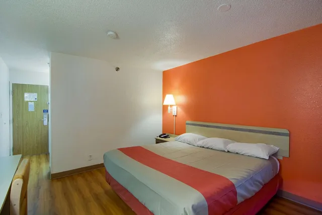 غرفة قياسية بسرير كينج، Motel6 Waukegan, IL 1/10