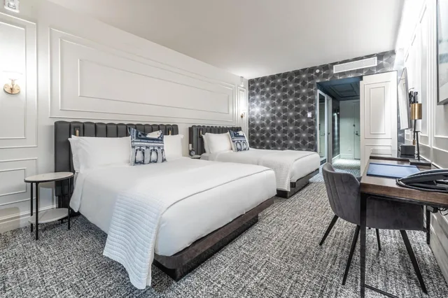 غرفة بسرير كينج وسريرين كوين، L Hotel Du Capitole 2/9
