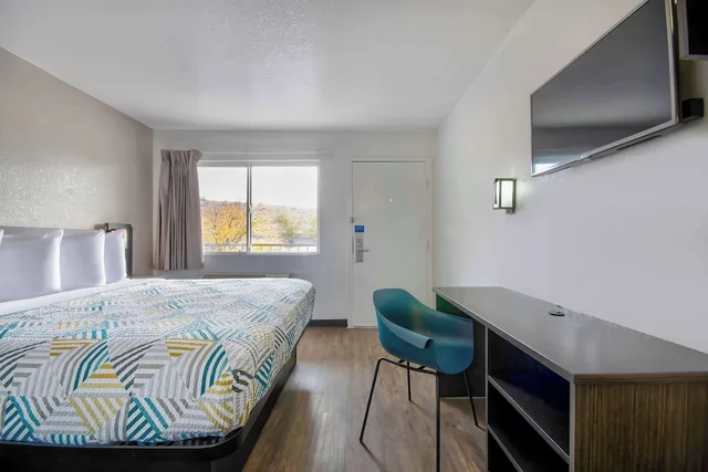 غرفة قياسية بسرير كينج، Studio6 Albuquerque, NM - Midtown 2/6