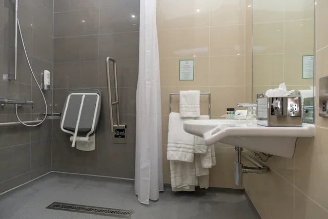 غرفة قياسية بسرير كينج لذوي الإعاقة، Holiday Inn Nottingham 3/5