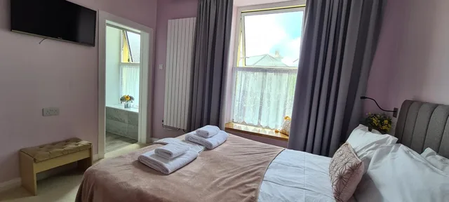 غرفة بسرير مزدوج بحوض استحمام، The Torland Hotel 4/10