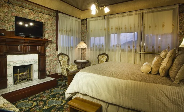 غرفة بسرير كوين، Gingerbread Mansion Inn 2/5