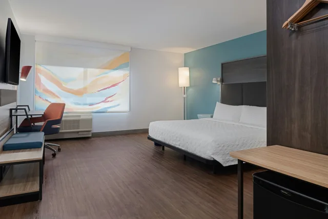 غرفة بسرير كينج لذوي الإعاقة، Tru by Hilton Miramar 2/5