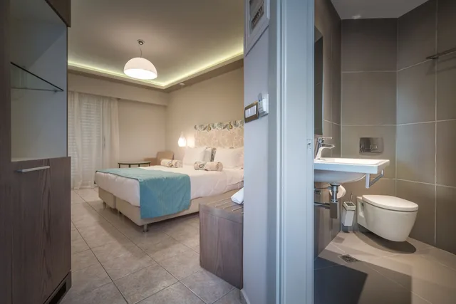 غرفة قياسية بسرير مزدوج بغرفة نوم واحدة بإطلالة جزئية على البحر، Balcony Hotel 4/4