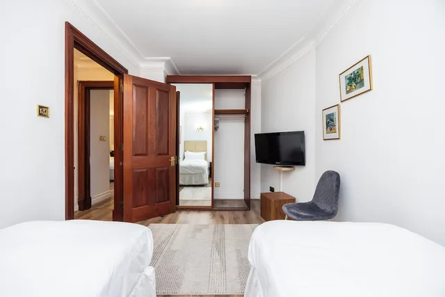 3 Bedrooms, Apartment, King and Twin Beds, 1.5 Bathrooms، Carlton Court 4/10