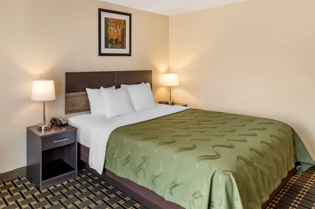 غرفة قياسية بسرير كينج للمدخنين، Quality Inn Duluth 4/7