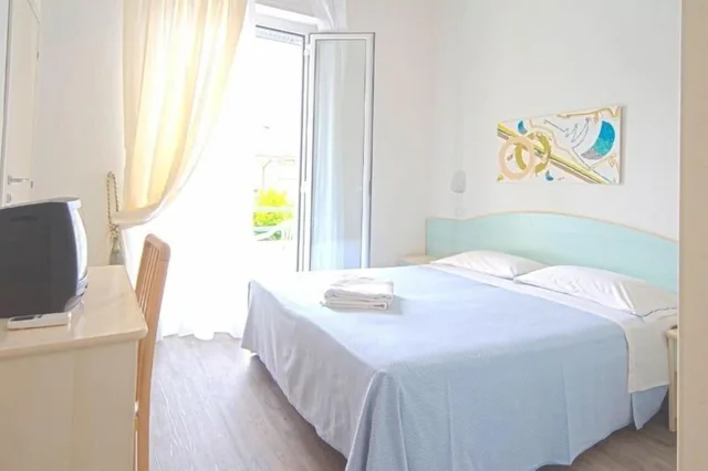 غرفة كومفورت ثلاثية بسرير مزدوج وسرير فردي، Vienna Hotel 1/2