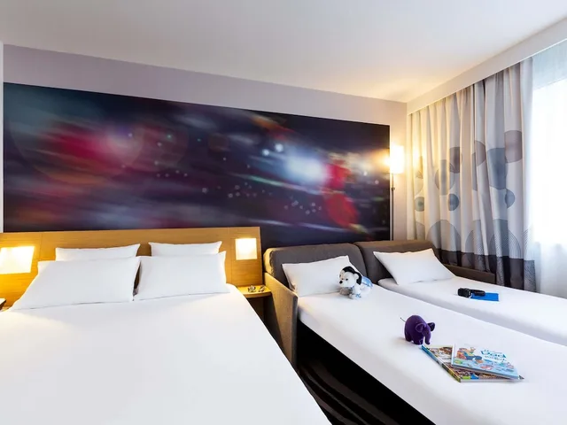 غرفة كلاسيكية بسرير مزدوج وسريرين منفصلين، NOVOTEL LIMOGES LE LAC 1/9