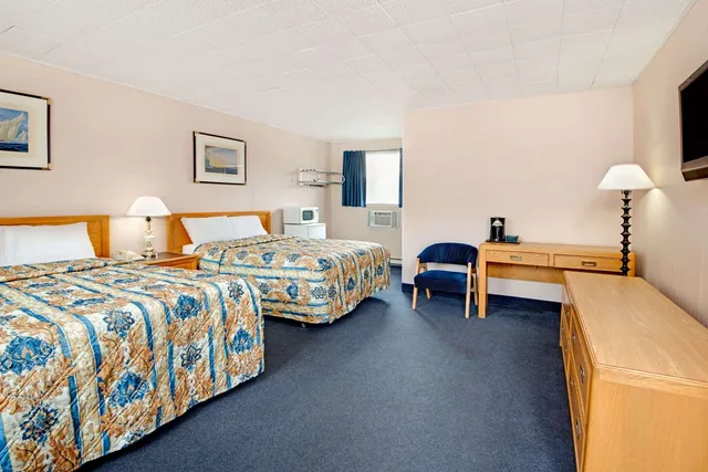 Room, 2 Double Beds, Knights Inn Midland 3/5