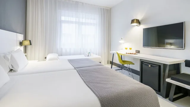 Room, Triple, Twin Beds, Murphy Bed، Ilunion Bilbao 2/7