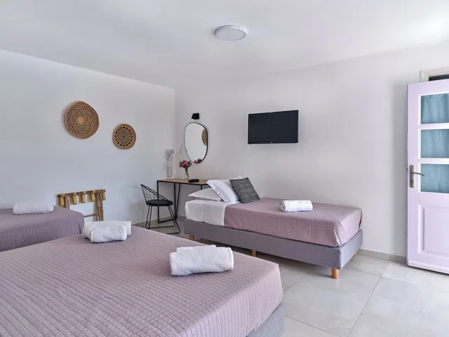 غرفة قياسية رباعية بسرير مزدوج وسرير فردي بإطلالة على البحر مع أريكة، Akrotiri Hotel 7/10