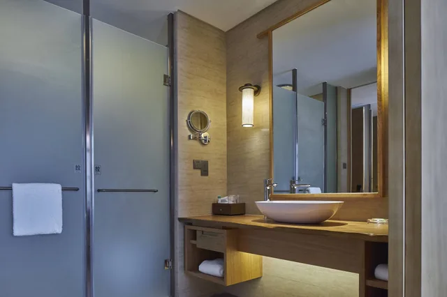 غرفة بسريرين مزدوجين بإطلالة على الجبل بشرفة، Four Points By Sheraton Chengdu Pujiang Resort 5/6