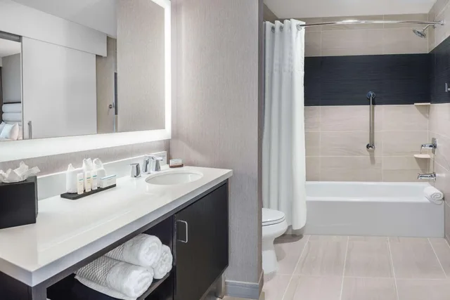 جناح بسريرين كوين بغرفتين مع أريكة، Embassy Suites By Hilton Houston West - Katy 3/4