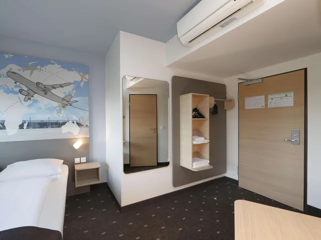 غرفة رباعية بسرير كوين وسرير بطابقين، B&B Hotel Berlin Airport 6/6