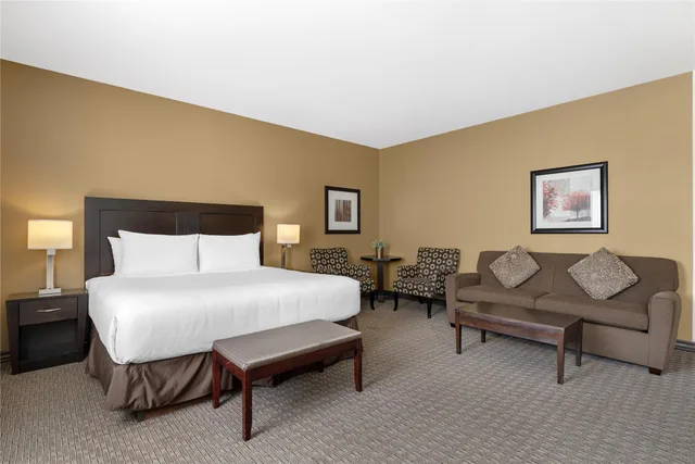 غرفة بسرير كينج مع أريكة، Best Western Plus Baker Street Inn 3/5