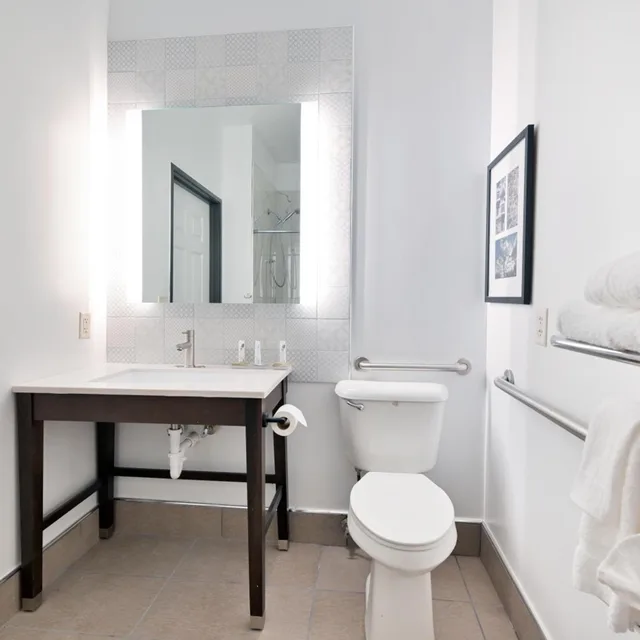 جناح بسرير كينج بغرفة نوم واحدة مع أريكة لذوي الإعاقة، Country Inn Suites By Radisson Bloomington Normal Airport Il 3/5