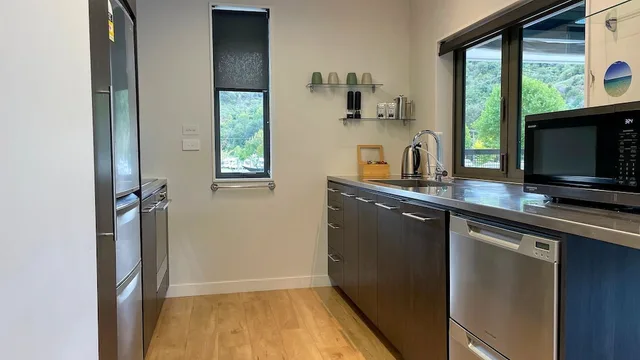 شقة عائلية بسرير كينج وسرير كوين بإطلالة على البحر بغرفتي نوم مع أريكة، Kaiteriteri Reserve Apartments 6/6