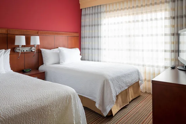 جناح بسريرين مزدوجين بغرفة نوم واحدة مع أريكة، Courtyard Indianapolis Airport 2/4