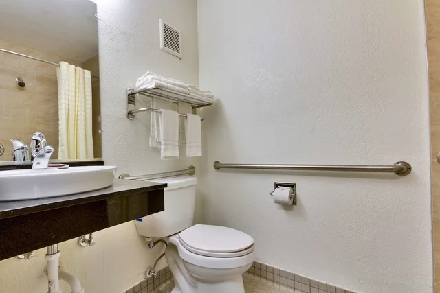غرفة قياسية بسرير كوين، Studio6 Dallas, TX - Garland - Northeast 7/9