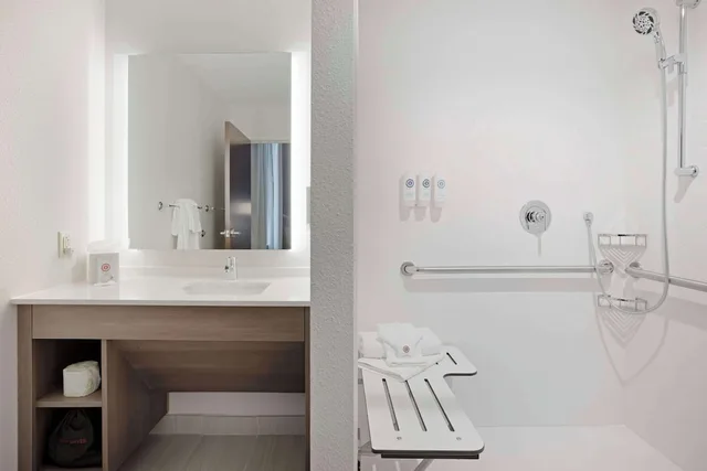 غرفة بسرير كينج مع أريكة، Comfort Inn & Suites Mountain Grove US-60 5/6