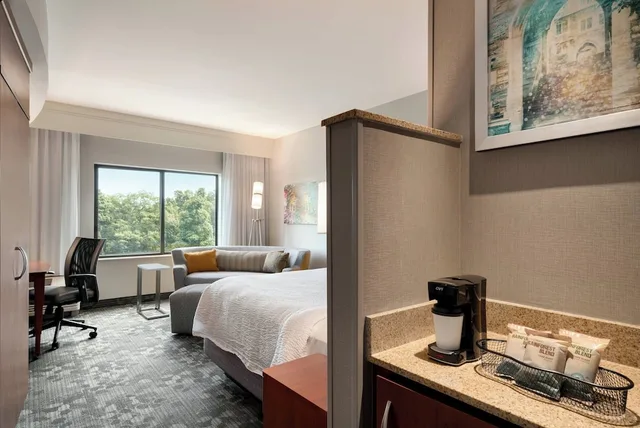 غرفة بسرير كينج لذوي الإعاقة، Courtyard by Marriott Ewing Princeton 6/7