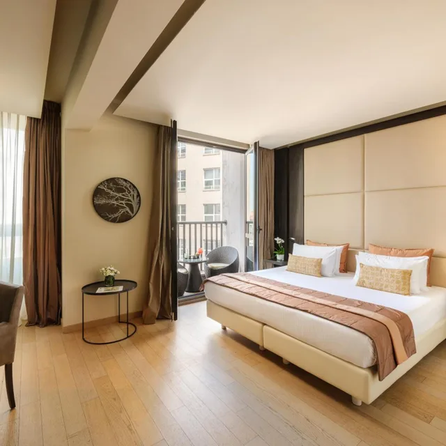 غرفة ديلوكس بسرير مزدوج بشرفة، Hotel The Square Milano Duomo 1/4