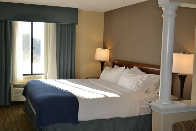 غرفة بسرير كينج، Holiday Inn Express Biddeford 2/2