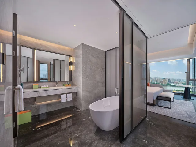 Deluxe, Executive, King Bed, Hilton Huizhou 3/3