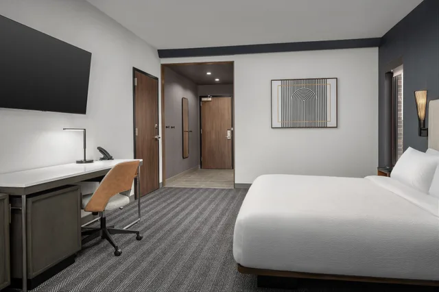 غرفة قياسية بسرير كينج مع أريكة، Courtyard by Marriott Bozeman 4/8