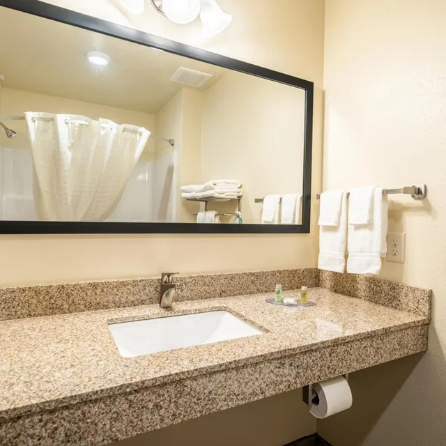 1 Bedroom, Suite, Cobblestone Hotel & Suites - Newport 4/4