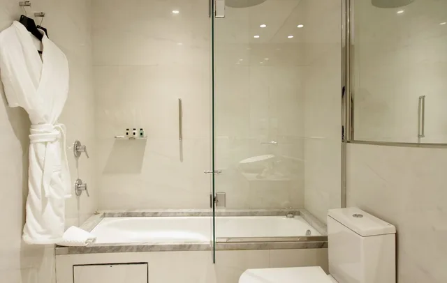 جناح فاخر بسرير كينج بحوض جاكوزي، Palo Santo Hotel 5/6