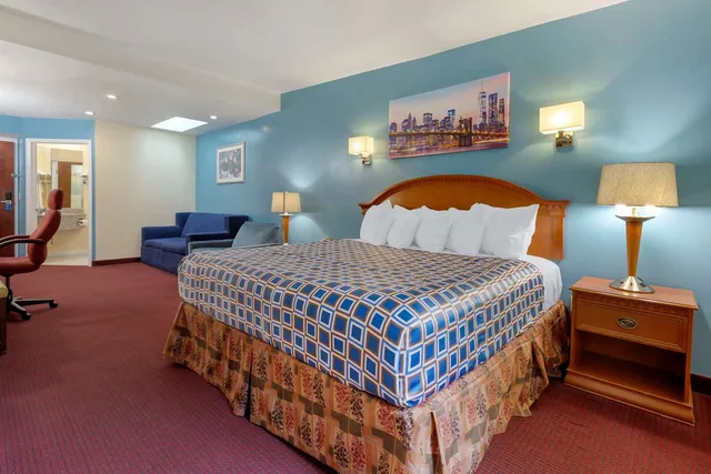 Suite, King Bed, Accessible, Rodeway Inn & Suites New Paltz - Hudson Valley 1/3