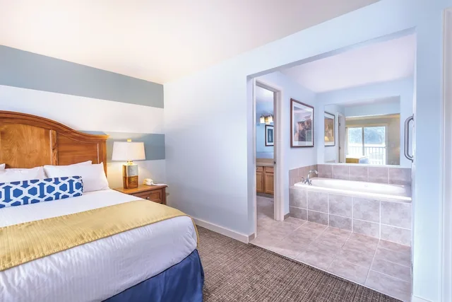 لوفت ديلوكس بسرير كينج وسرير كوين بغرفتي نوم مع أريكة بمطبخ، WorldMark Discovery Bay 1/2