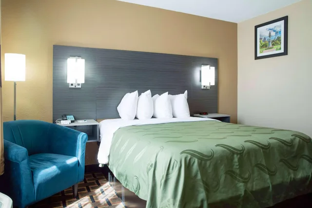 Room, Queen Bed, Quality Inn Raynham - Taunton 2/5