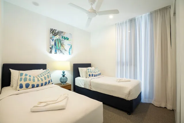 2 Bedrooms, Twin Beds, King Bed, Ocean Front، X Kirra Apartment 1/4