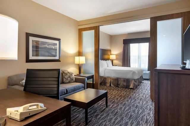 جناح بسرير كينج مع أريكة بمنطقة جلوس بمطبخ صغير، Best Western Plus Bridgewater 5/7